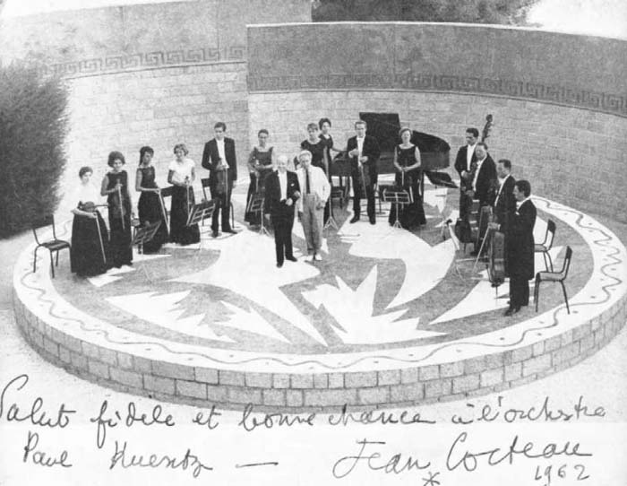 Photographie de l'orchestre Paul Kuentz au Cap d'Ail dédicacée par Jean Cocteau